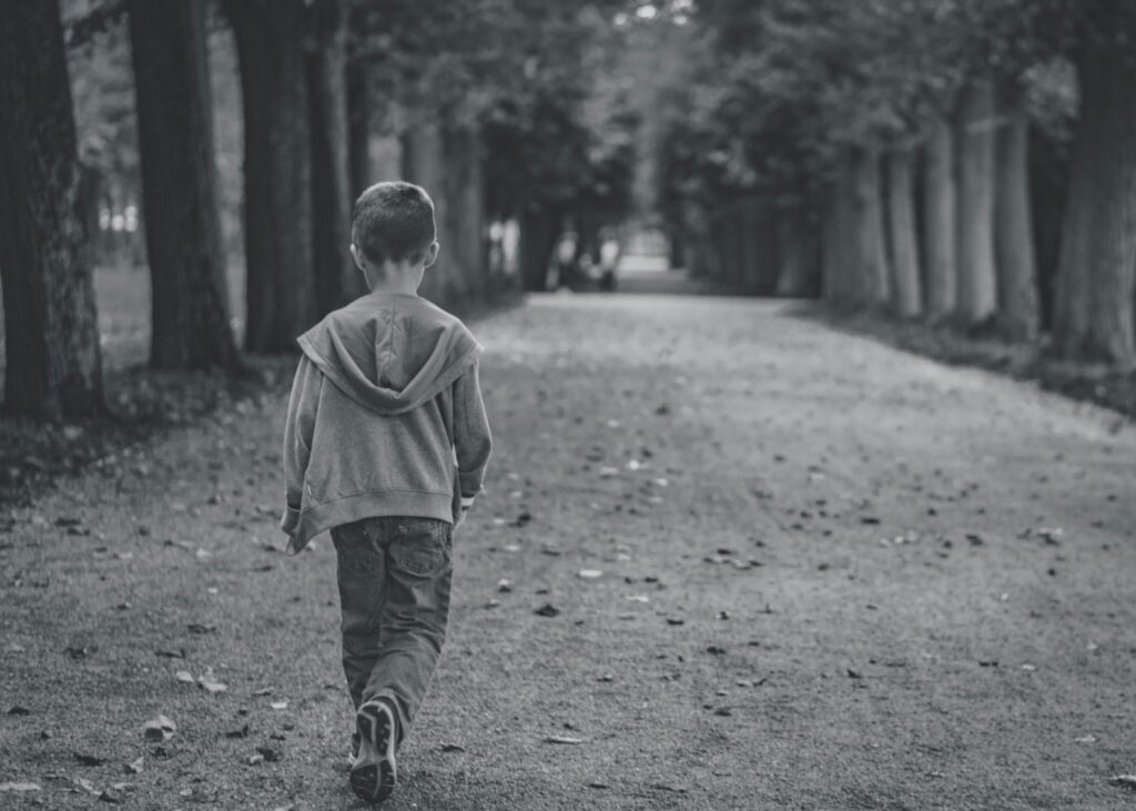 Enfant seul illustrant le lien entre enfance et addiction
